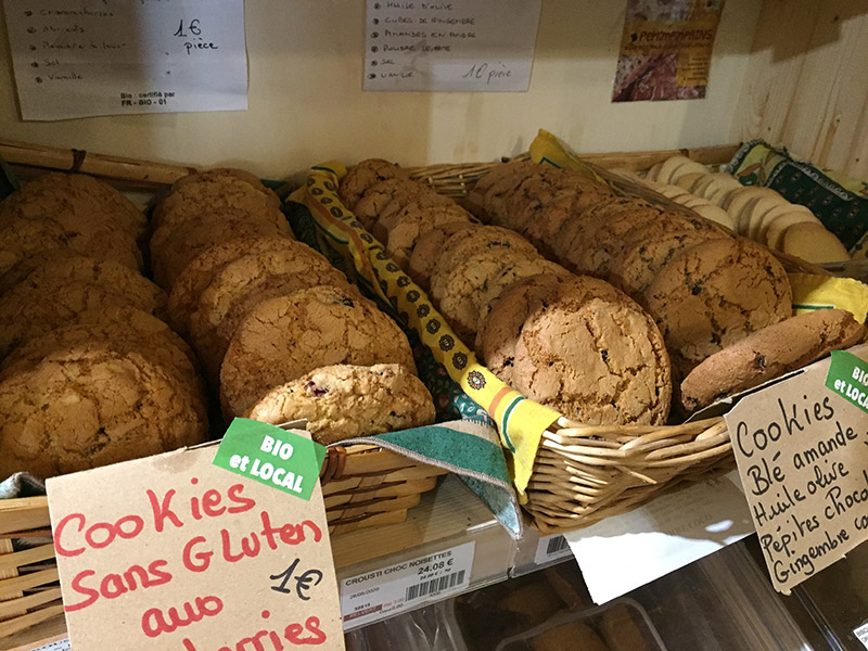 Plus de 120 références de produits déclinés en VRAC local ou français tant que possible, de l'apéritif au dessert.